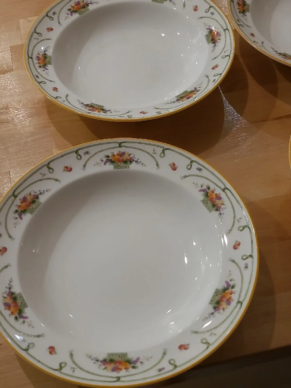 Oscar De La Renta 4 Soup Plates